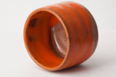 Beyaz zemin üzerine sarı çay bardağı. Geleneksel Japon seramik