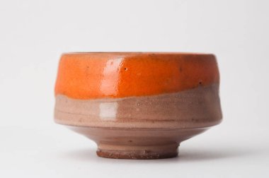 Beyaz zemin üzerine sarı çay bardağı. Geleneksel Japon seramik