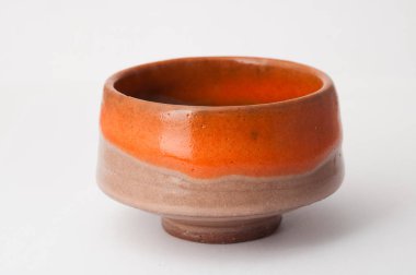 Beyaz zemin üzerine sarı çay bardağı. Geleneksel Japon seramik