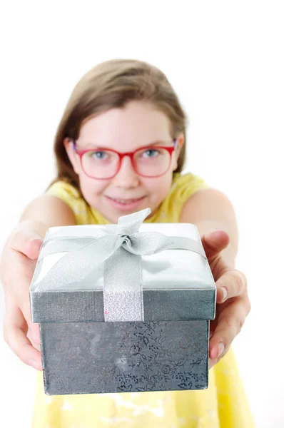 Mädchen mit Geschenk — Stockfoto