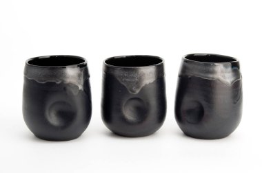 Siyah çanak çömlek bardak