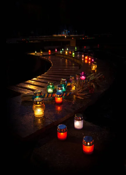 为饥荒中死去的人的灵魂而悲伤的蜡烛 — 图库照片