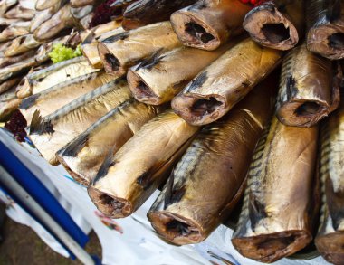 Füme uskumru fuarda sattı