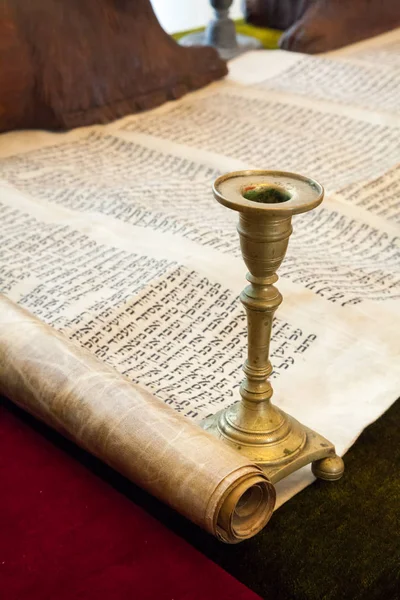 塞弗托拉 是一部羊皮纸卷轴 的文字 主要用于在犹太教堂阅读 — 图库照片