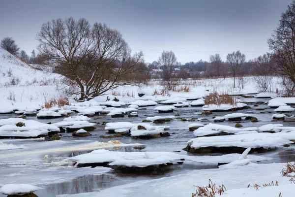 Rapids kışın Güney Bug Nehri üzerinde