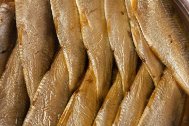 Teneke bir bavul hamsi füme