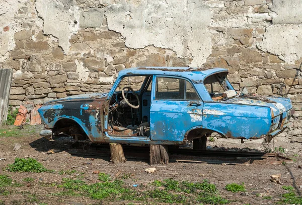 Velho carro destruído — Fotografia de Stock