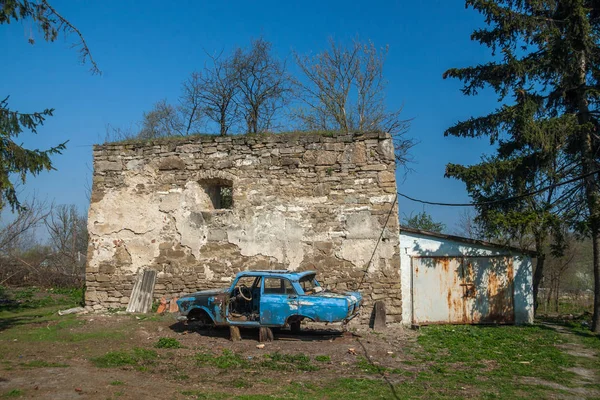 Staré poničené auto — Stock fotografie