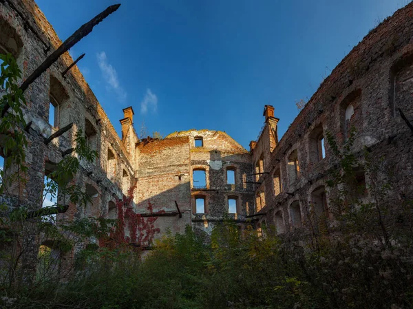 Walls of the destroyed building — Stock Photo, Image