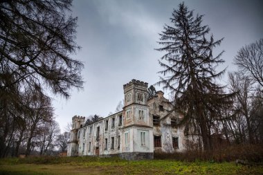 terk edilmiş eski bina 