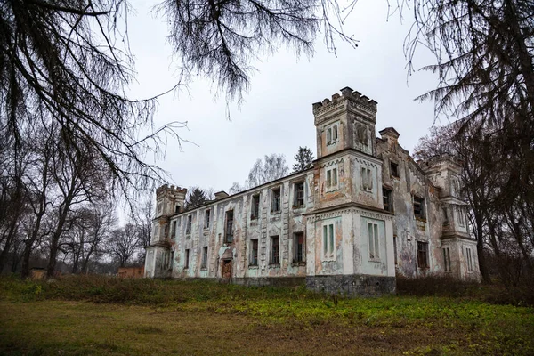 Edificio viejo abandonado —  Fotos de Stock