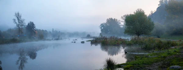 Mgliste rano na rzece — Zdjęcie stockowe