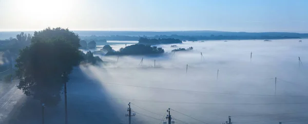 Stromleitungen im Morgennebel — Stockfoto