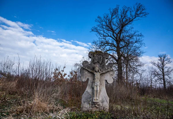 Eski bir mezarlıkta Cross