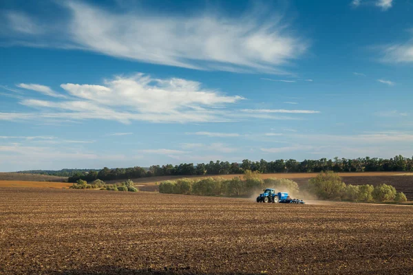 Трактор виконує сільськогосподарські роботи — стокове фото