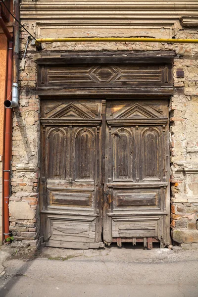 Velha porta de madeira arruinada — Fotografia de Stock