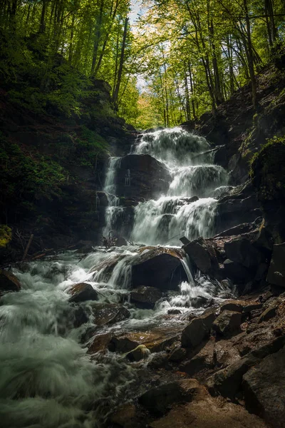 Cascata rapida nelle montagne dei Carpazi — Foto Stock