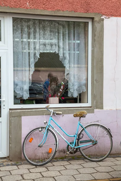 Bicicletta solitaria vicino al finestrino — Foto Stock