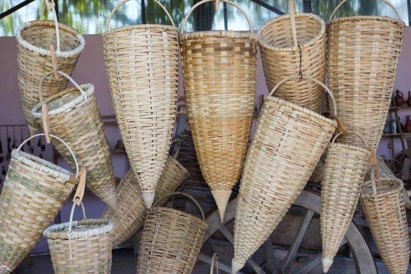 Hasır sepet üzüm hasat için. Abhazya