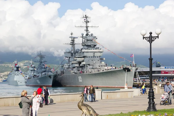俄罗斯 Novorossiysk 2014年5月9日 Novorossiysk 的路堤 炮兵巡洋舰 库图佐夫 和俄罗斯和中国军舰 — 图库照片
