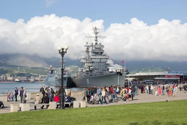 Rusya, Novorossiysk - 9 Nisan 2014: Novorossiysk, dolgu. Topçu Kruvazör 