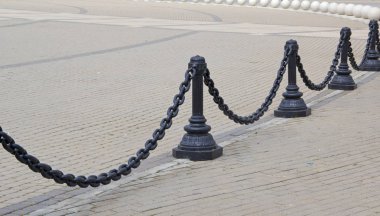 Dekoratif çit zincir. Siyah metal zincir rafları