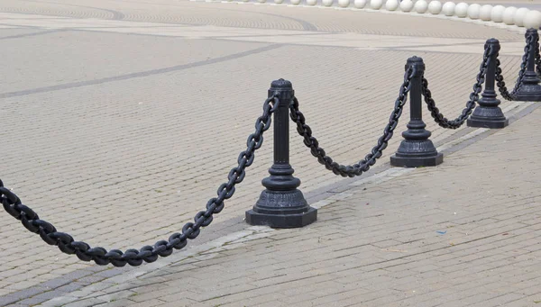 Dekoratif çit zincir. Siyah metal zincir rafları