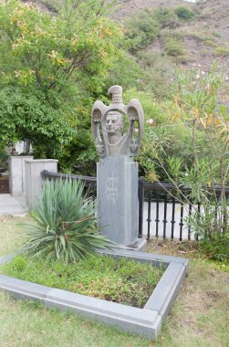 Tiflis, Gürcistan - 08 Ağustos 2013: Gürcü şair yazar Mtatsminda Pantheon Giorgi (George) Leonidze ve kamu rakamlar Tiflis Türbesi. Gürcistan Cumhuriyeti
