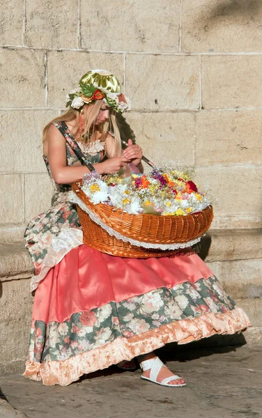 Crimea Sevastopol Juni 2014 Mooi Meisje Vintage Jurk Verkopen Bloemen — Stockfoto