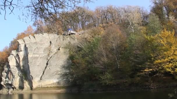 Falaise Rivière Calme Rock Cockerel Sur Rivière Psekups Dans Territoire — Video