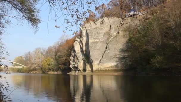 La falaise à la rivière calme. Rock "Cockerel" sur la rivière Psekups dans le territoire de Krasnodar, Russie 