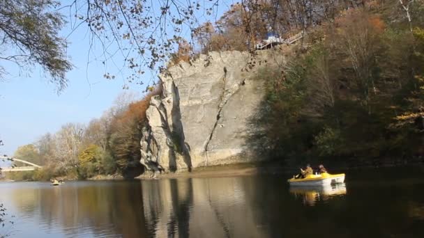 Het Rotsmassief Van Kalme Rivier Rots Cockerel Psekups Rivier Kraj — Stockvideo