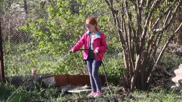 Krásná Rusovlasá Dívka Zálivku Zahrady Dívka Vodní Hadice — Stock video