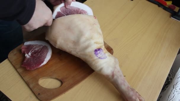 Mężczyzna Trzymający Nóż Rękami Krojący Krojący Przygotowujący Surowy Świeży Stek — Wideo stockowe