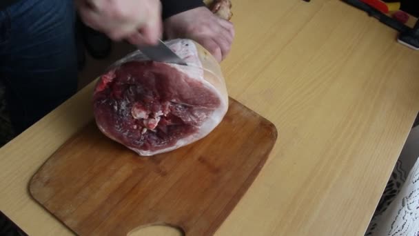 Homem Segurando Faca Com Mãos Cortando Cortando Preparando Porco Cru — Vídeo de Stock