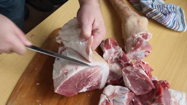 Homem Segurando Faca Com Mãos Cortando Cortando Preparando Porco Cru — Vídeo de Stock