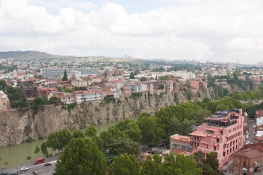 Tbilisi, Georgia-Ağustos 08, 2013: Tiflis tarihi merkezi Narikala kale üzerinden üstten görünüm. Tbilisi, Gürcistan'ın başkentidir