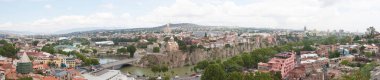 Tbilisi, Georgia-Ağustos 08, 2013: Tiflis tarihi merkezi Narikala kale üzerinden üstten görünüm. Tbilisi, Gürcistan'ın başkentidir