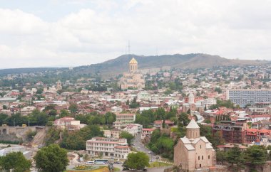 Tbilisi, Georgia-Ağustos 08, 2013: Tiflis tarihi merkezi Narikala kale üzerinden üstten görünüm. Tbilisi, Gürcistan'ın başkentidir