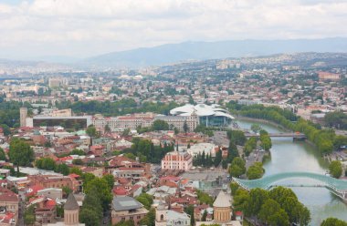 Tiflis, Gürcistan - 08 Ağustos 2013: Tbilisi Narikala kale üzerinden üstten görünüm. Tbilisi Gürcistan Cumhuriyeti başkenti olduğunu