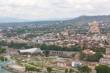 Tiflis, Gürcistan - 08 Ağustos 2013: Tbilisi Narikala kale üzerinden üstten görünüm. Tbilisi Gürcistan Cumhuriyeti başkenti olduğunu
