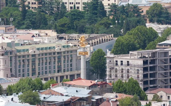 Tiflis, Gürcistan - 08 Ağustos 2013: Tbilisi Narikala kale üzerinden üstten görünüm. Tbilisi Gürcistan Cumhuriyeti başkenti olduğunu