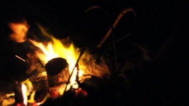 Geceleri yanan ateşi yakacak odun ile