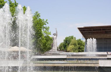 Krasnodar, Rusya Federasyonu - May25, 2018: Çeşme ve heykel Krasnodar İskender Bulvarı'nda 