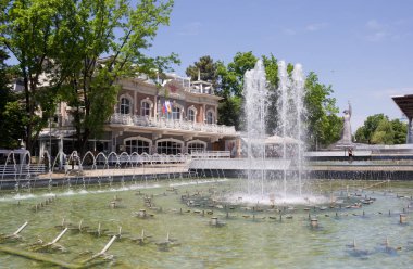 Krasnodar, Rusya Federasyonu - May25, 2018: Çeşme ve heykel Krasnodar İskender Bulvarı'nda 