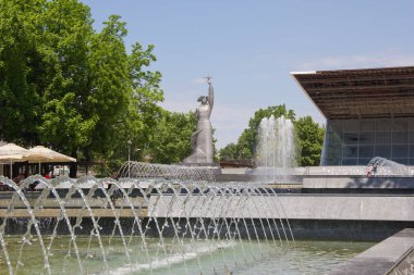 Krasnodar, Rusya Federasyonu - May25, 2018: Çeşme ve heykel Krasnodar İskender Bulvarı'nda 