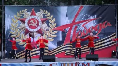 Primorsko-Akhtarsk, Rusya Federasyonu - 9 Mayıs 2017: 9 Mayıs zafer bayramı kutlaması. Kare kasaba Primorsko-Akhtarsk içinde festival konser
