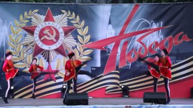 Primorsko-Akhtarsk, Rusya Federasyonu - 9 Mayıs 2017: 9 Mayıs zafer bayramı kutlaması. Kare kasaba Primorsko-Akhtarsk içinde festival konser