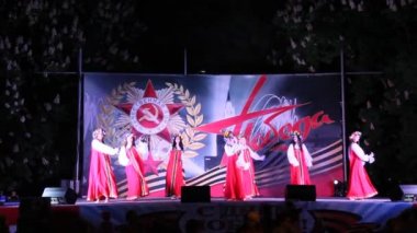 Primorsko-Akhtarsk, Rusya Federasyonu - 9 Mayıs 2017: 9 Mayıs zafer bayramı kutlaması. Kare kasaba Primorsko-Akhtarsk içinde festival konser