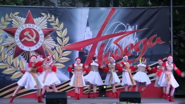 普里莫尔斯科 Akhtarsk 俄罗斯 2017年5月9日 庆祝胜利日在5月9日 普里莫尔斯科 Akhtarsk 镇广场节日音乐会 — 图库视频影像